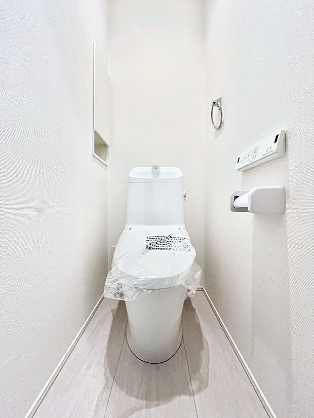 ◆2号棟◆〜Toilet〜　清潔感のある水回り♪トイレはウォシュレット付きです◎トイレは毎日使わざるを得ないもの。いつも清潔を保ちたいですね。トイレが2ヶ所あるので朝の混雑時に便利です！