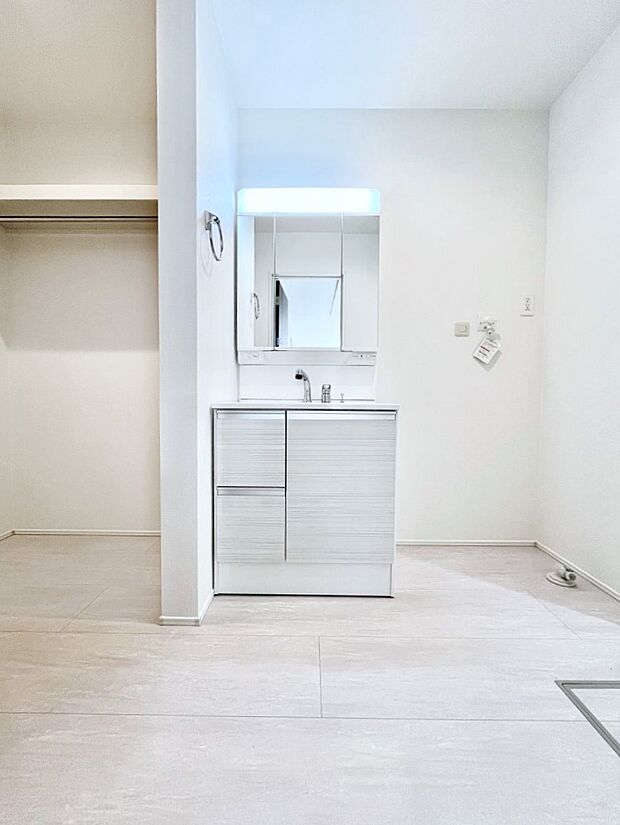 ◆2号棟◆~Dressing Room~ 十分な大きさの洗面台は収納もさる事ながら、身だしなみチェックや歯磨きなど、朝の慌ただしい時間でもホテルライクなスペースで余裕とゆとりを感じて頂けます。