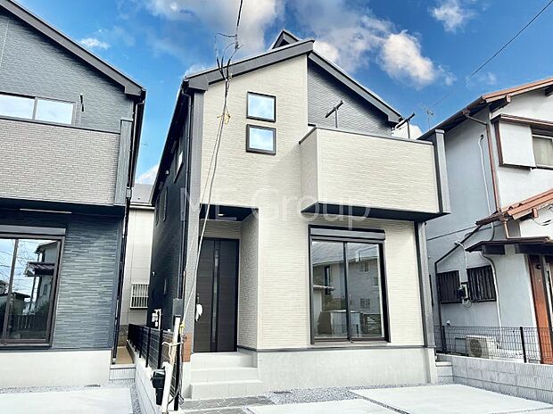 ◆2号棟◆〜Exterior〜  閑静な住宅地で子育て家族にピッタリ。  毎日のお散歩も快適な緑に恵まれたエリアで、自然に包まれた穏やかな暮らしを実現するための、ゆとりある住環境が整っています。