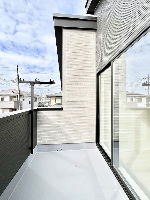 ◆2号棟◆〜Balcony〜　南向きのバルコニーの前には雲以外に太陽を遮るものがありません。お洗濯物も乾きやすく、何より明るく気持ちのいい光が入ってきます。使いやすく開放的なバルコニーです♪