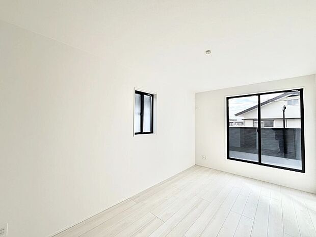 ◆2号棟◆~Bed Room~ 「今日も一日お疲れ様」とご夫婦でゆったりくつろげる寝室。 毎日の家事やお仕事に疲れた日はフカフカのベットで癒されてください。テレビや本棚をおいても快適な広さが自慢♪