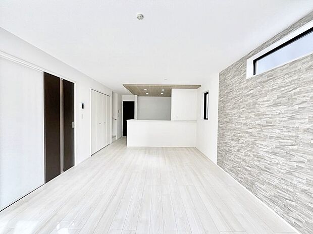 ◆2号棟◆〜Living〜　リビングに階段のある間取りです♪家族のコミュニケーションがスムーズに取れますね♪ゆとりある暮らしと心地よい住環境が紡ぐ贅沢な時間をご家族みんなでお過ごし下さい。