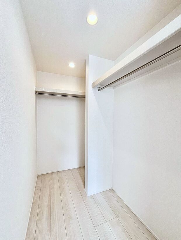 ◆2号棟◆~Walk-in Closet~ 必要なものやコーディネートを一覧して確認でき、身支度や準備が短時間で済むウォークインクローゼットを設置しました。家の中をすっきりとさせる便利な収納スペースです。