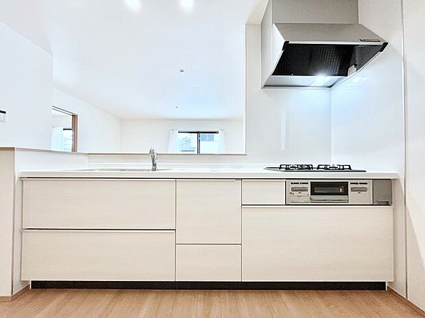 ◆B号棟◆~Kitchen~ 広くて使いやすいキッチンなら家族でいっしょに料理をつくったり、後片付けも手間なくできちゃいます♪収納もたっぷりあるので、いつもすっきりと清潔な印象を保てます。