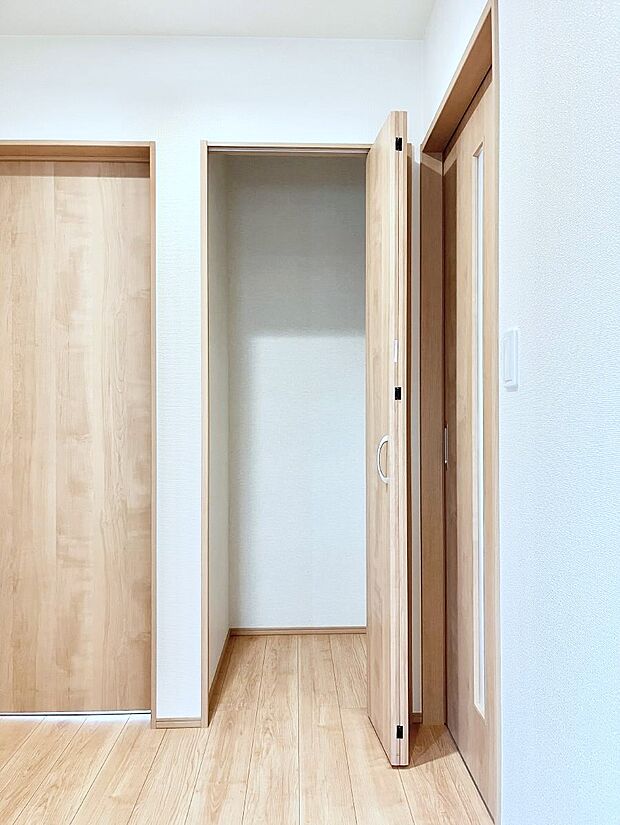 玄関ホール収納です。掃除道具やお出かけ用グッズの収納に便利です。