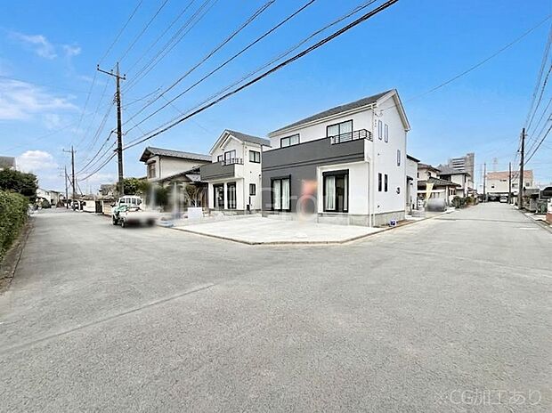 ~Exterior~ 前面道路:南東 6m 公道、北東 6m 公道 低層の一戸建てを中心とした街並みが整然と続き、周辺は高い建物が建っていないので、緑の多い閑静な趣を感じる環境です。