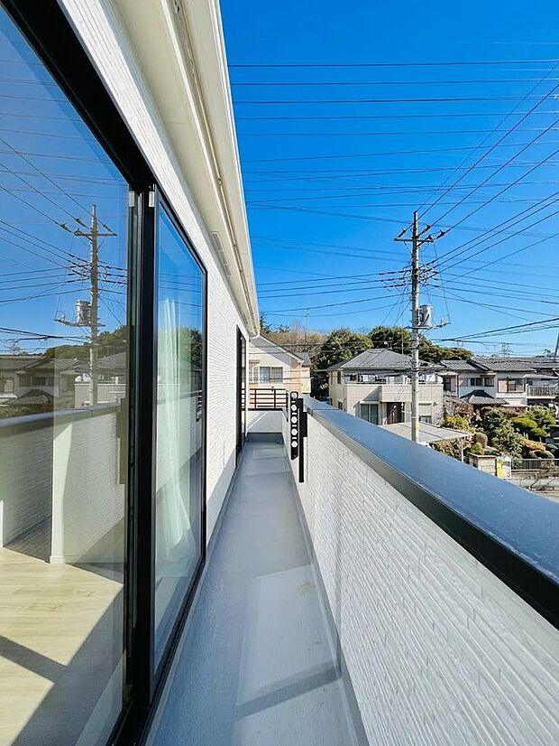 ◆B号棟◆~Balcony~ バルコニーは温かい陽がさしこみ、お布団や洗濯物を気持ちよく干すことができます。使いやすく開放的なバルコニーです♪陽ざしがたっぷり降り注ぐ、バルコニー付き住まい。