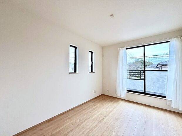 ◆B号棟◆~Bed Room~ マンションと違い部屋数が多いのが戸建てのメリットです。ご家族が増えたことで手狭に感じていた住まいも戸建てでは各居室プライバシーを保つことができます。