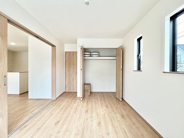 ◆B号棟◆~Bed Room~ 木の温もりがやさしいフローリングは安らぎをもたらすプライベート空間。明るめのフローリングですので、壁紙ともマッチし、お部屋を更に広く見せてくれる効果も。