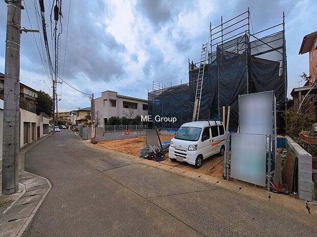 ～Exterior～　前面道路：東 4.52m 公道　前面道路は閑静な住宅地をはしる車通りの少ない道路。駐車の出し入れもらくらくです！ご不明点・現地見学のご希望は、お気軽にお問い合わせください！