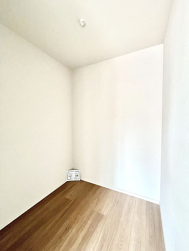 ◆1号棟◆~Walk-in Closet~ たくさんの洋服をかけてもシワになりにくいウォークインクローゼット。洋服以外にも、普段使わない家電やスーツケース、ストック品など何でも片付く嬉しい空間です。