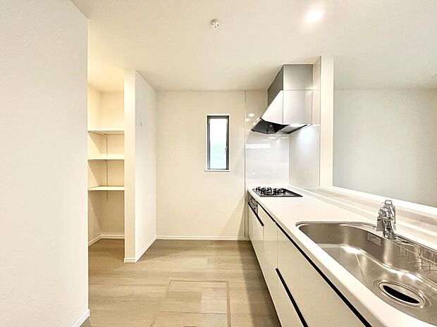 ◆B号棟◆~Kitchen~ 自然光が入る窓のあるキッチン☆毎日使う場所だからこそ、使い勝手を考慮しました。ゆったりとしたキッチンコーナーは質感豊かな仕上がりとなっております。