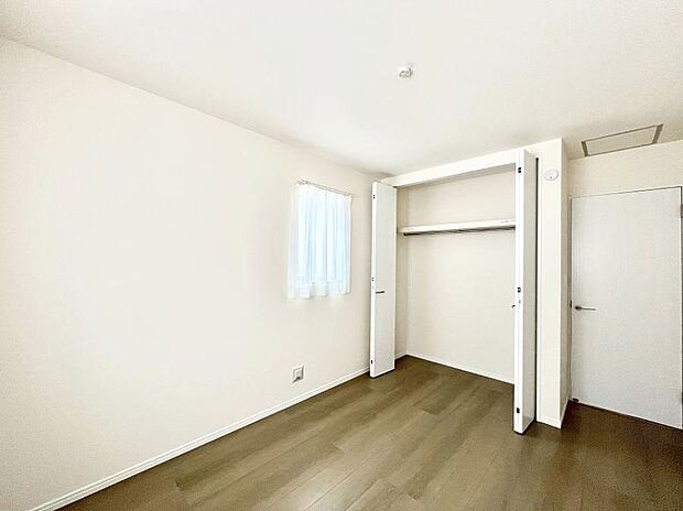 ◆B号棟◆~Bed Room~ 全居室には収納クローゼットを完備!普段使いのお洋服や小物はもちろん、季節物のお洋服などもしっかりと整理整頓おしまい頂けます。 居室空間を広く使用できますね。