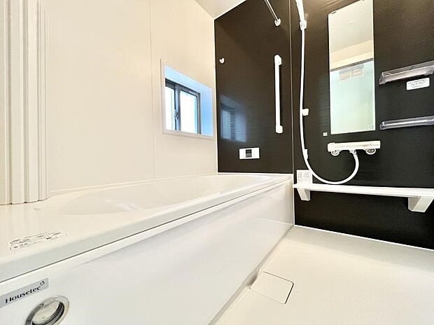 ◆B号棟◆~Bath Room~ 窓付きのバスルームは、採光もあり明るく気持ちの良い空間です。窓があることで、換気環境も良好。ゆったり寛げるバスルームで、毎日のバスタイムが楽しみになりそうです。