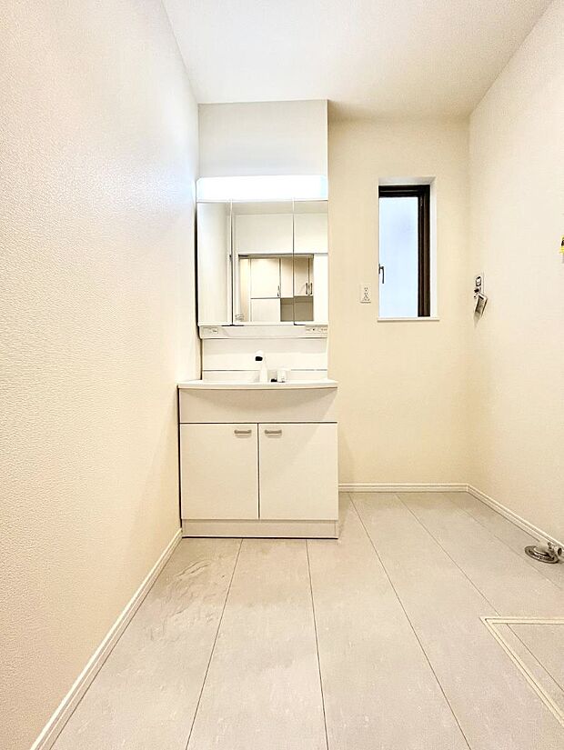 ◆B号棟◆~Dressing Room~ 十分な大きさの洗面台は収納もさる事ながら、身だしなみチェックや歯磨きなど、朝の慌ただしい時間でもホテルライクなスペースで余裕とゆとりを感じて頂けます。