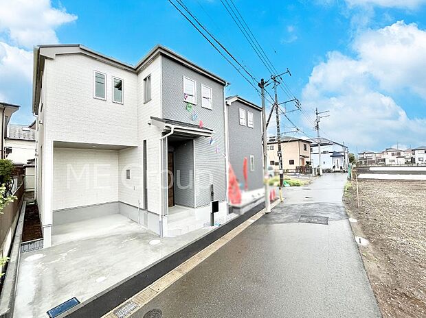 ~Exterior~ 前面道路:南西 4.63m 公道、北西 4m 公道 低層の一戸建てを中心とした街並みが整然と続き、周辺は高い建物が建っていないので、緑の多い閑静な趣を感じる環境です。