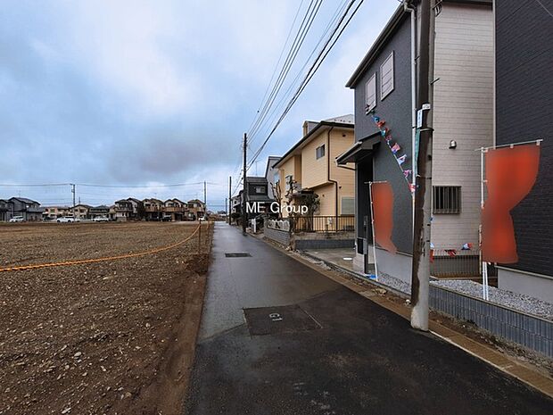 ~Exterior~ 前面道路:南西 4.63m 公道、北西 4m 公道 低層の一戸建てを中心とした街並みが整然と続き、周辺は高い建物が建っていないので、緑の多い閑静な趣を感じる環境です。