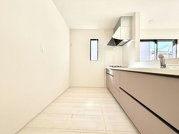 〜Kitchen〜　自然光が入る窓のあるキッチン☆毎日使う場所だからこそ、使い勝手を考慮しました。ゆったりとしたキッチンコーナーは質感豊かな仕上がりとなっております。