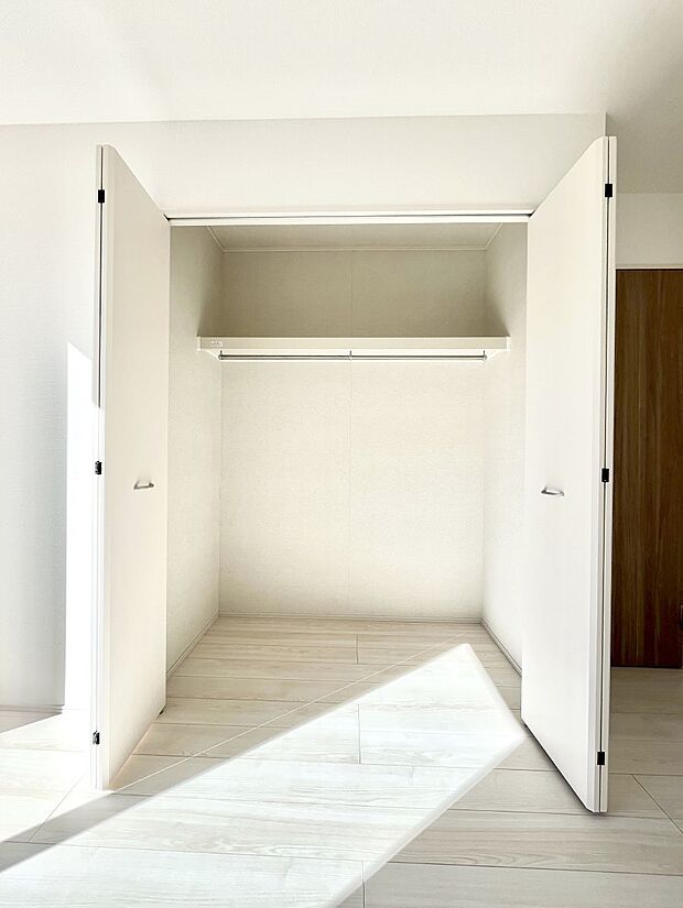〜Closet〜　壁面クローゼットがあればタンスを置く必要がなく、出っ張りのないスッキリ空間を維持できます。限られたスペースを有効に活用できそう。季節の衣類や趣味の品などたっぷり収納出来ますね♪