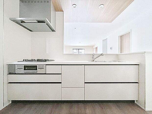 ◆1号棟◆~Kitchen~ 広くて使いやすいキッチンなら家族でいっしょに料理をつくったり、後片付けも手間なくできちゃいます♪収納もたっぷりあるので、いつもすっきりと清潔な印象を保てます。