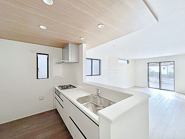 ◆1号棟◆~Kitchen~ 「さぁ今日は何を作ろう」こんなキッチンなら思いっきり料理ができちゃいます。キッチンからはリビングが一望できます。家族がつながるお家がここにございます。