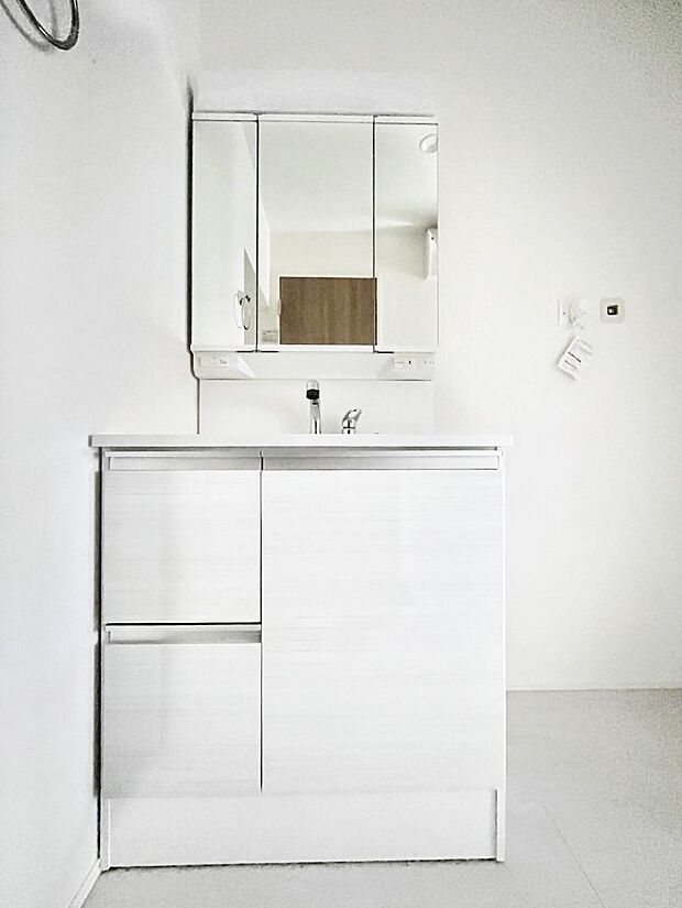 ◆1号棟◆~Dressing Room~ 十分な大きさの洗面台は収納もさる事ながら、身だしなみチェックや歯磨きなど、朝の慌ただしい時間でもホテルライクなスペースで余裕とゆとりを感じて頂けます。