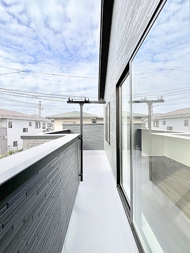 ◆1号棟◆~Balcony~ 南向きのバルコニーの前には雲以外に太陽を遮るものがありません。お洗濯物も乾きやすく、何より明るく気持ちのいい光が入ってきます。使いやすく開放的なバルコニーです♪