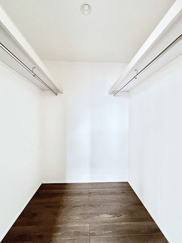 ◆1号棟◆〜Walk-in Closet〜　たくさんの洋服をかけてもシワになりにくいウォークインクローゼット。洋服以外にも、普段使わない家電やスーツケース、ストック品など何でも片付く嬉しい空間です。