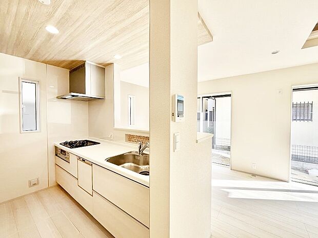 〜Kitchen〜  リビングが見渡せるカウンターキッチン。  料理をしながら家族とコミュニケーションをとれるだけでなく、大きな開放感も得ることができます。  お子様の成長も感じることができますね！