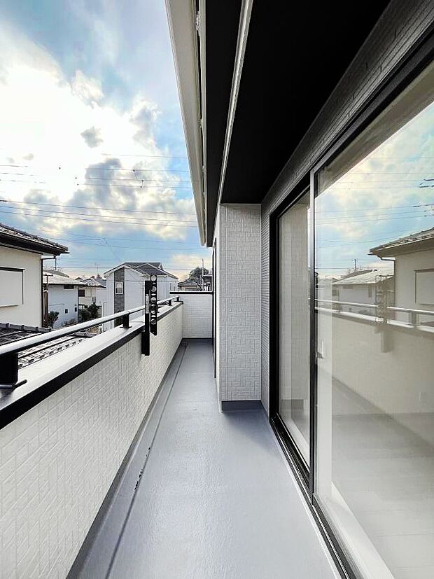 〜Balcony〜　南向きのバルコニーの前には雲以外に太陽を遮るものがありません。お洗濯物も乾きやすく、何より明るく気持ちのいい光が入ってきます。家族全員分の洗濯物も一気に干せます。