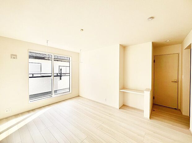 〜Bed Room〜  「今日も一日お疲れ様」とご夫婦でゆったりくつろげる寝室。  毎日の家事やお仕事に疲れた日はフカフカのベットで癒されてください。テレビや本棚をおいても快適な広さが自慢♪