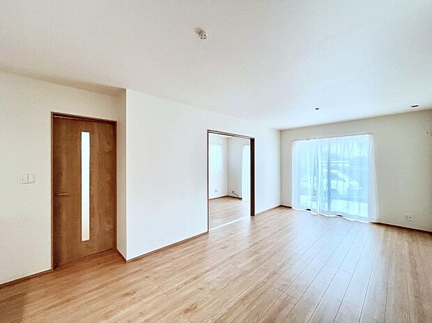 明るい陽光が注ぎ、寛ぎの雰囲気に満たされるリビング・ダイニング。