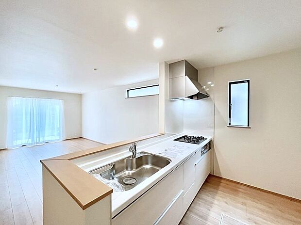 ◆A号棟◆～Kitchen～　自然光が入る窓のあるキッチン☆毎日使う場所だからこそ、使い勝手を考慮しました。ゆったりとしたキッチンコーナーは質感豊かな仕上がりとなっております。