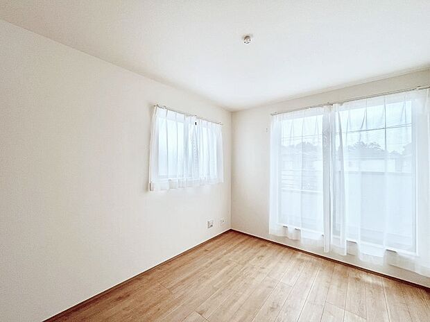 ◆A号棟◆～Bed Room～　2面採光を確保した明るい室内は、風通しも良く、大変居心地の良い空間となっております。爽やかな風を感じて起きる朝は、快適生活の始まりに！日当たりがとても良い住まい♪