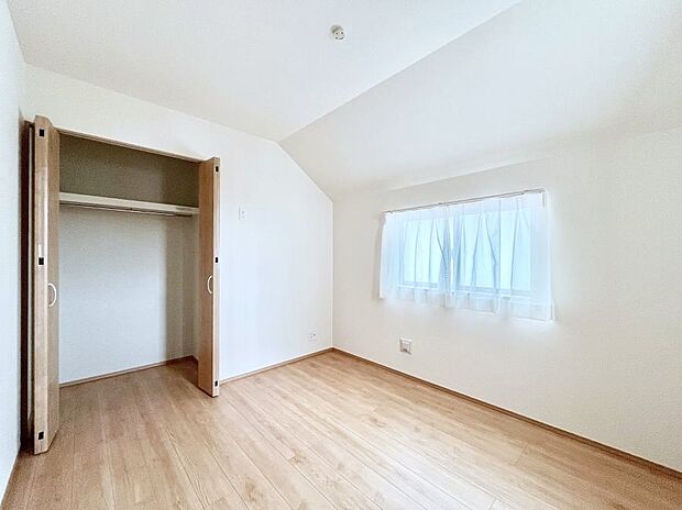 ◆A号棟◆～Bed Room～　子供部屋はお子様にとって大変重な役割があります。子供一人で過ごす空間を与えることで、宿題や勉強時間も自然と増えまた自ら部屋の片付けや掃除なども促すことに繋がります。