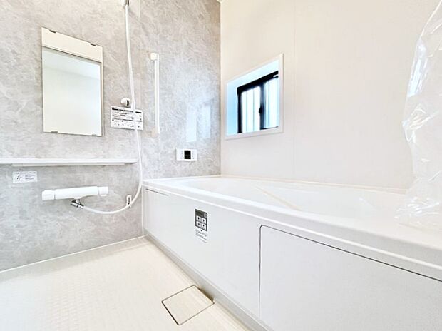 ◆A号棟◆～Bath Room～　窓付きのバスルームは、採光もあり明るく気持ちの良い空間です。窓があることで、換気環境も良好。ゆったり寛げるバスルームで、毎日のバスタイムが楽しみになりそうです。