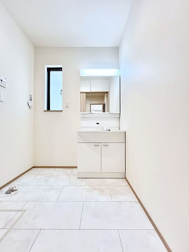 ◆A号棟◆～Dressing Room～  清潔感溢れる色合いで統一されていると、スッキリと整った印象をうけま。 鏡の裏にはたっぷりと収納スペースを標準装備！水廻りは、シンプルかつ機能性を重視して。