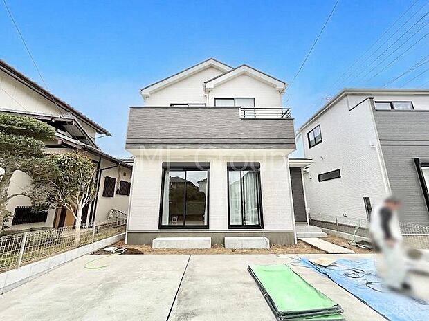 ◆A号棟◆～Exterior～　一戸建ての大きなメリットは、自分達の「土地」を「自由に」使える事です。ガーデニングやＤＩＹ，車やバイクの趣味など様々な用途で利用できます。