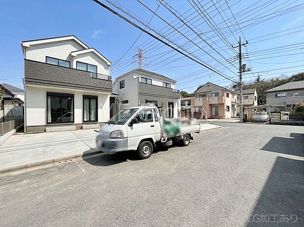 ～Exterior～　前面道路：南東 6m 公道、北東 6m 公道　低層の一戸建てを中心とした街並みが整然と続き、周辺は高い建物が建っていないので、緑の多い閑静な趣を感じる環境です。