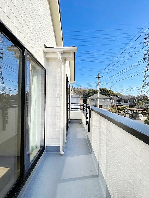 ◆A号棟◆～Balcony～  大きな空に囲まれた気持ちのいい家。  バルコニーを覗くだけで圧倒的な開放感に包まれます。  バルコニーは陽がさしこみお布団や洗濯物を気持ちよく干すことができます。