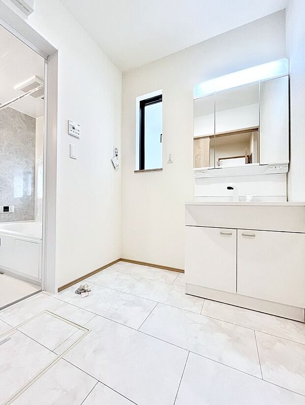 ◆A号棟◆～Dressing Room～　暗くなりがちな洗面所も窓があると採光と換気が可能なので気持ちよくお使い頂けます。三面鏡タイプの洗面台は鏡裏収納で散らかりがちな洗面所もスッキリ♪