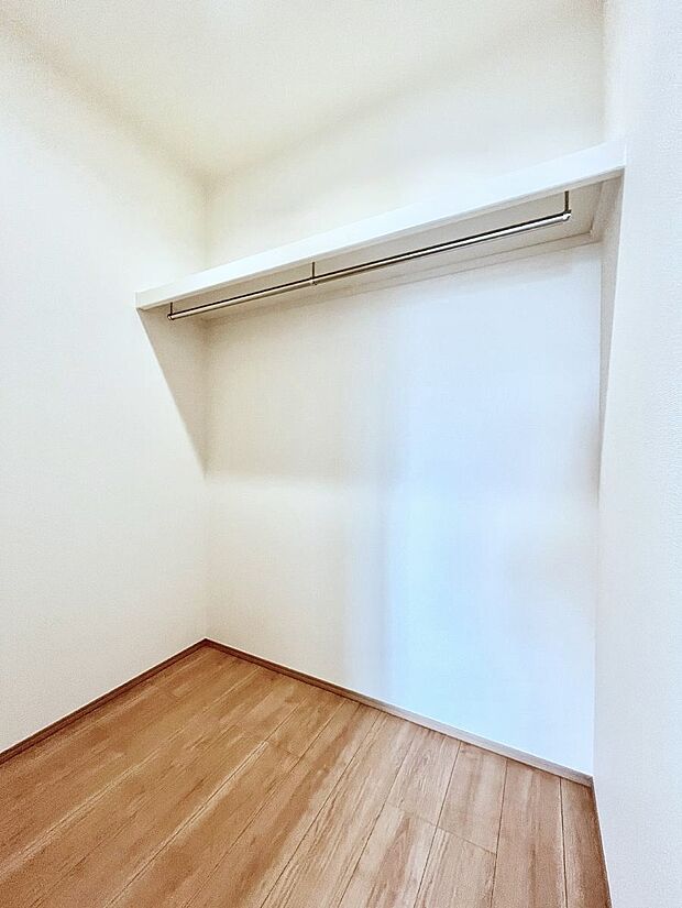 ◆A号棟◆～Walk-in Closet～　たくさんの洋服をかけてもシワになりにくいウォークインクローゼット。洋服以外にも、普段使わない家電やスーツケース、ストック品など何でも片付く嬉しい空間です。