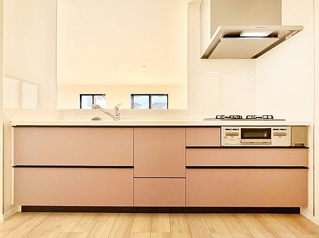 ◆B号棟◆〜Kitchen〜　広くて使いやすいキッチンなら家族でいっしょに料理をつくったり、後片付けも手間なくできちゃいます♪収納もたっぷりあるので、いつもすっきりと清潔な印象を保てます。