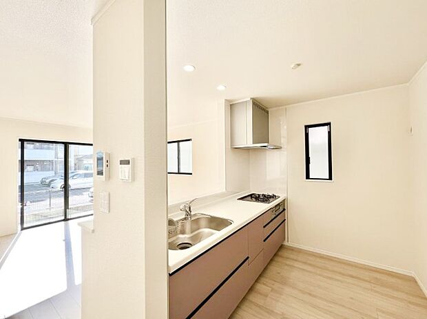 ◆B号棟◆〜Kitchen〜　自然光が入る窓のあるキッチン☆毎日使う場所だからこそ、使い勝手を考慮しました。ゆったりとしたキッチンコーナーは質感豊かな仕上がりとなっております。