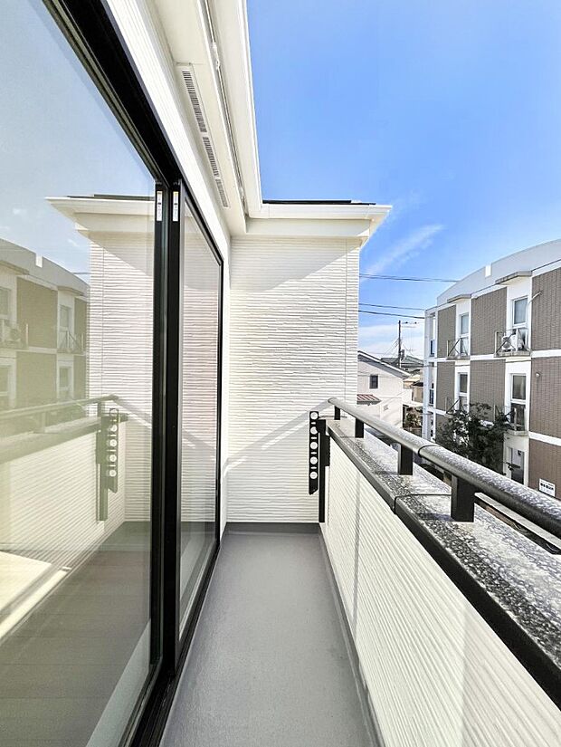 ◆B号棟◆〜Balcony〜  バルコニーは温かい陽がさしこみ、お布団や洗濯物を気持ちよく干すことができます。  使いやすく開放的なバルコニーです♪陽ざしがたっぷり降り注ぐ、バルコニー付き住まい。  