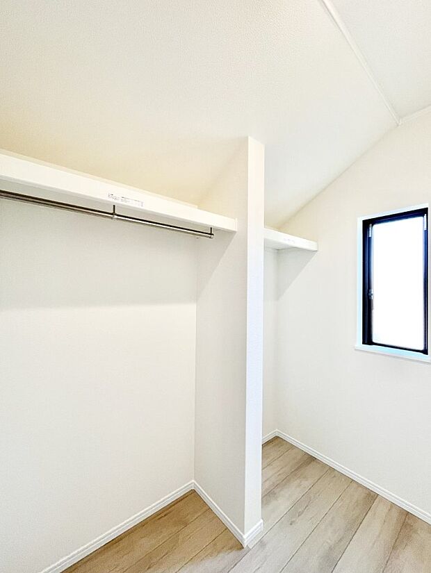 ◆B号棟◆〜Walk-in Closet〜　たくさんの洋服をかけてもシワになりにくいウォークインクローゼット。洋服以外にも、普段使わない家電やスーツケース、ストック品など何でも片付く嬉しい空間です。