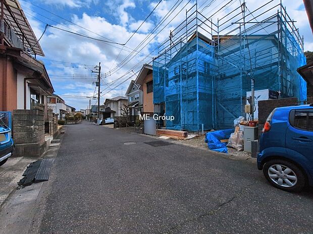 ~Exterior~ 前面道路:北 6m 公道 前面道路は閑静な住宅地をはしる車通りの少ない道路。駐車の出し入れもらくらくです!ご不明点・現地見学のご希望は、お気軽にお問い合わせください!