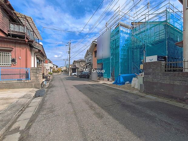 ~Exterior~ 前面道路:北 6m 公道 前面道路は閑静な住宅地をはしる車通りの少ない道路。駐車の出し入れもらくらくです!ご不明点・現地見学のご希望は、お気軽にお問い合わせください!