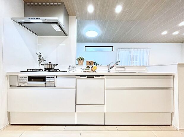 ～Kitchen～　会話が弾むリビング、料理が愉しくなるキッチン。家は、ただ生活する場ではなく、暮らしを愉しく、快適にする場所。笑顔の毎日、安らぎの日々のために、最新の設備・仕様を採用。