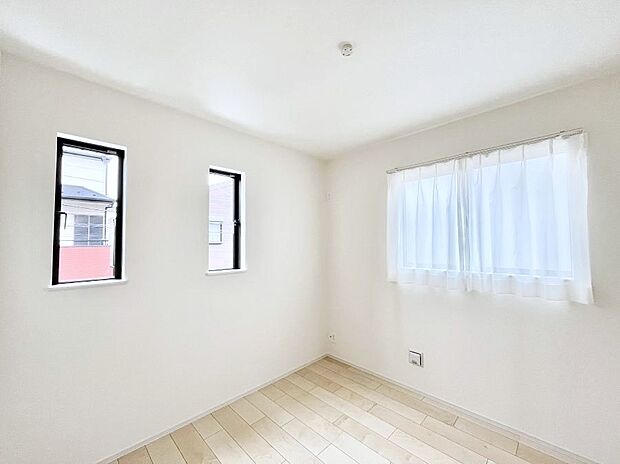 ～Bed Room～　子供部屋はお子様にとって大変重な役割があります。子供一人で過ごす空間を与えることで、宿題や勉強時間も自然と増えまた自ら部屋の片付けや掃除なども促すことに繋がります。